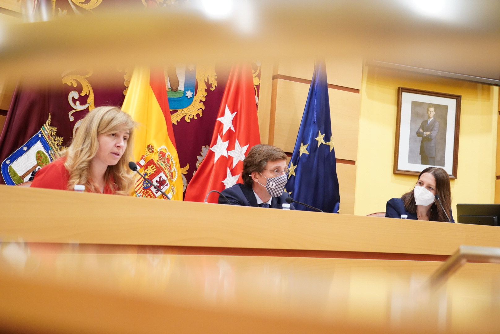 Inmaculada Sanz, junto a Almeida y Chapa, en un momento de su intervención en la rueda de prensa celebrada tras la Junta de Gobierno
